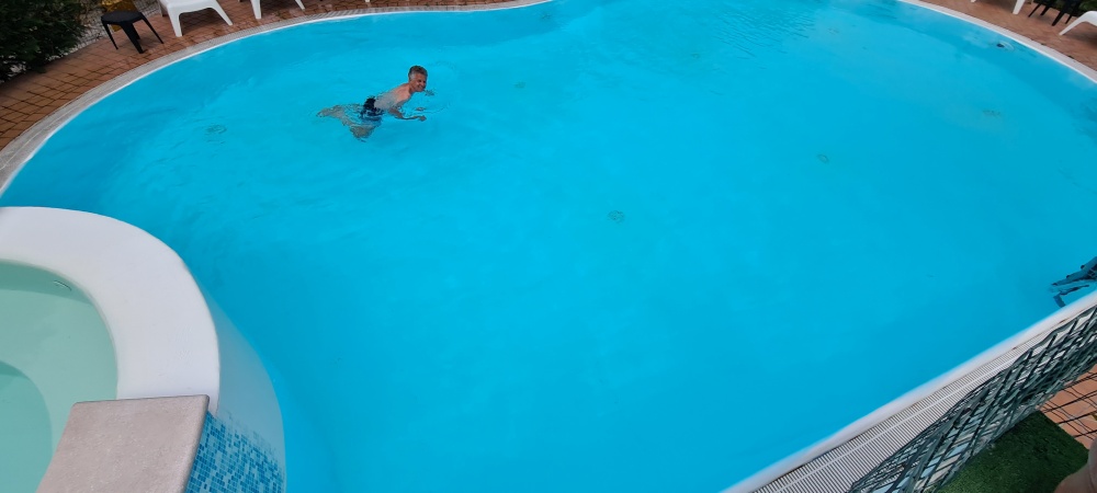 Highlander - im Pool kann es nur einen geben (14°)