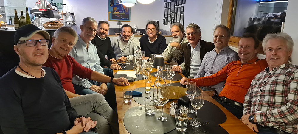 Die gesamte 55er Mannschaft des TC Dorbirn beim Abendessen im Clubhaus mit Lukas Marberger und seinem legendären Fondue