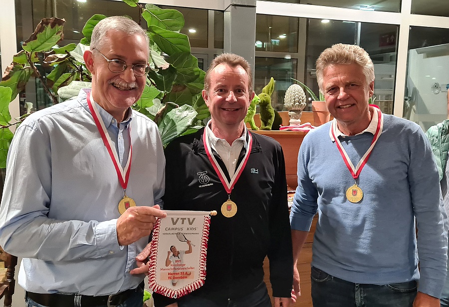 Elmar, Röbi und Peter nahmen die Auszeichnung als VMM-Sieger der Herren 55 A Liga 2021 im Namen der gesamten Mannschaft entgegen